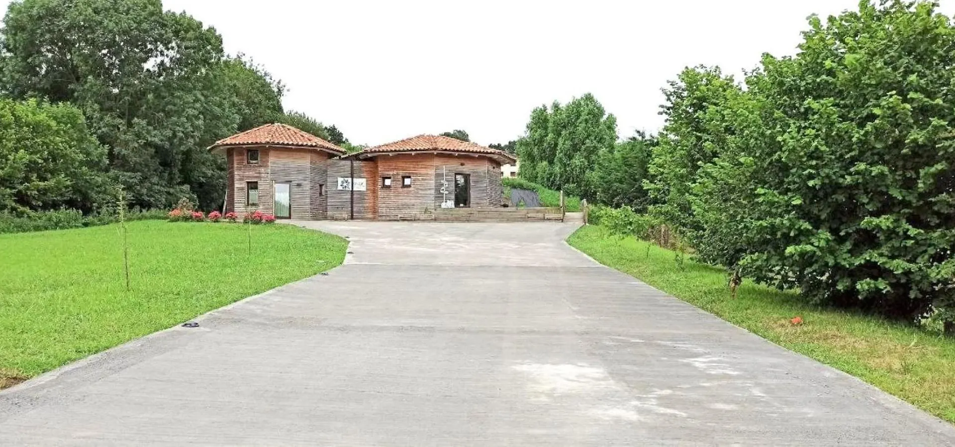 Artizar Gunea yurta con jardín Mungia España